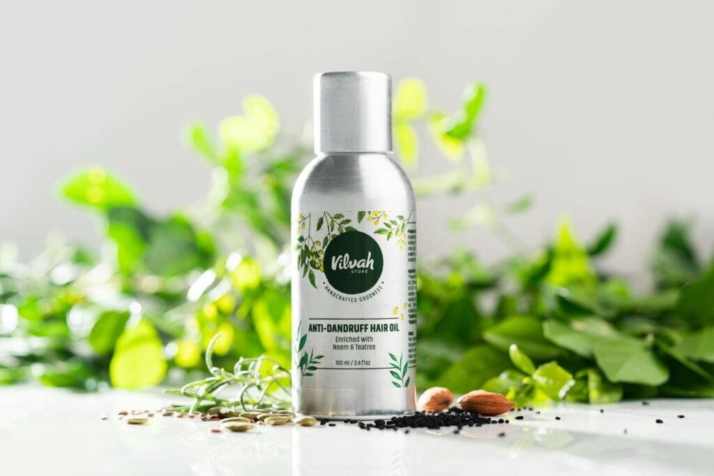 Anti-dandruff hair oil with neem and tea tree extracts, set with natural ingredients.